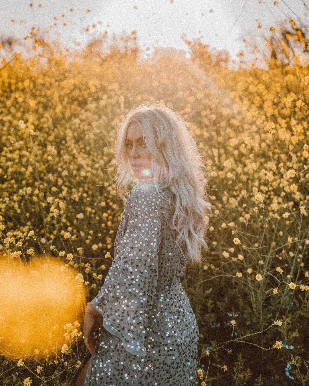 アンジェリカ・ブリックさんのインスタグラム写真 - (アンジェリカ・ブリックInstagram)「Actually fields of gold 🌼 Me and my friend Michelle randomly found this little golden mine exactly when the sun was about to set. I really appreciate these kind of things 💛the small  things in life. Right after this we sat down by the beach and just sat there. Life 💛」4月24日 3時59分 - angelicablick