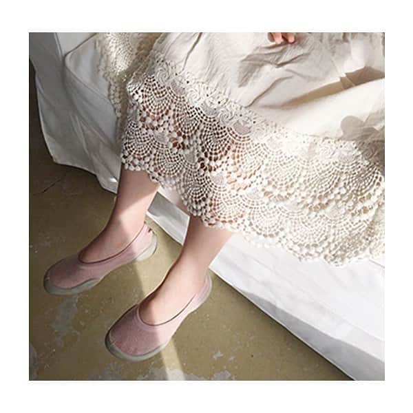 コレジアンのインスタグラム：「Our ballet-flats never go out of style. Maybe it's because you can wear them with virtually anything—quirky, casual, or dressy looks—and they still seem to look right. If you don't have a pair, now's the time to catch up. You'll wear them everywhere... at home, at the seaside, at your yoga or pilates classes. 👌☺️ If you like our « blue-jeans » style, you can choose your own embellishment: a heart, lips or a star or all of them! ❤️ . They’re stylish, comfortable and easy to take with you anywhere you go! So grab a pair before they’re gone! 😍 . 🇫🇷 Nos ballerines s’adaptent à tous les styles ! Chaque occasion est bonne pour les porter !  Pour être confortable à la maison, tout en restant, chic, lors de promenades ou d’activités sportives comme le yoga, gym douces, pilates … 👌☺️ Des couleurs unies, avec ou sans paillettes, des motifs, des color block, ou des ballerines bicolores intemporelles … trouvez parmi la large sélection proposée, votre ballerine, celle que vous allez adorer adopter ! ❤️ La personnalisation, un vrai succès ! Vous pouvez choisir des ballerines avec patchs. Personnalisez les ballerines unies jean, avec des patchs en forme de bouche, cœur ou étoile ! 1, 2 ou 3 patchs, c’est vous qui décidez ! . Alors qu’attendez-vous pour tester les ballerines #collegien ? Ultra-confortables, faciles à transporter, très stylées, vous ne pourrez plus vous en passer ! A vos marques, prêts, shoppez ! 😍 . . Picture @jucy.bebe 😘 . #collegien #collegien_officiel #ballerina #shoesoftheday #instamum #balletflats #jマダムのおしゃれ#大人カジュアル #casualstyle #instafashion #springshoes #flatshoe #balletlove #balletlovers #balletslippers #꼴레지앙 #저스트인러브#양말신발 #양말플랫 #플랫슈즈 #발레플랫 #걸음마신발 #베이비ootd #맘스타그램 #아기스타그램 #육아스타그램 #육아소통 #육아공유 #육아맘」