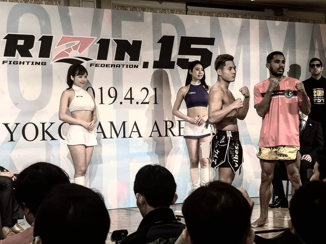 のインスタグラム：「RIZIN.15に出場した大雅ですが、2R KO負けという結果でした。 たくさんの応援をありがとうございました。  今回準備期間が短い中、相手選手の対策や減量に短期集中でやって参りましたが、結果に出すことが出来ず僕もとても悔しかったです。  正直試合が始まってすぐに「今日は動きが悪いな」と思っていたので1R目にダウンを取ったのはとてもラッキーに思いました。 ですが、2R目に一番対策をしてきたはずだったパンチを貰ってしまい流れがガラッと変わってしまいました。  今回の試合は絶対に倒して勝ちたかった試合でしたが、僕も周りも試合前から煽りすぎたのかな、と少し反省しています。 それでも倒して勝つのが本当の実力者です。 僕も同じような経験は何度もあるので大雅の気持ちはよく分かりますが、本当に何回試合しても難しいです。 大雅は勝利に恵まれず今すごく大きな壁にぶち当たっていますが、数年後「あの時の経験も良い過程｣と言えるよう成長してもらいたいです。  その為にも今後どうする事が大雅にとってベストかを考えていきたいと思っています。 僕が近くにいすぎるのが悪い影響を与えているかもしれないし、いろいろ考えています。 あぁ〜人生って難しい。  いろんな気づきを見つけて共に僕も成長をしていきたいと思います！  今回戦いの場を与えてくださったRIZIN、そして短期間で試合を受けてくださったタリソン選手・関係者の皆様、そして大雅を応援してくださるファンの方々には心から感謝しています。 ありがとうございました。」