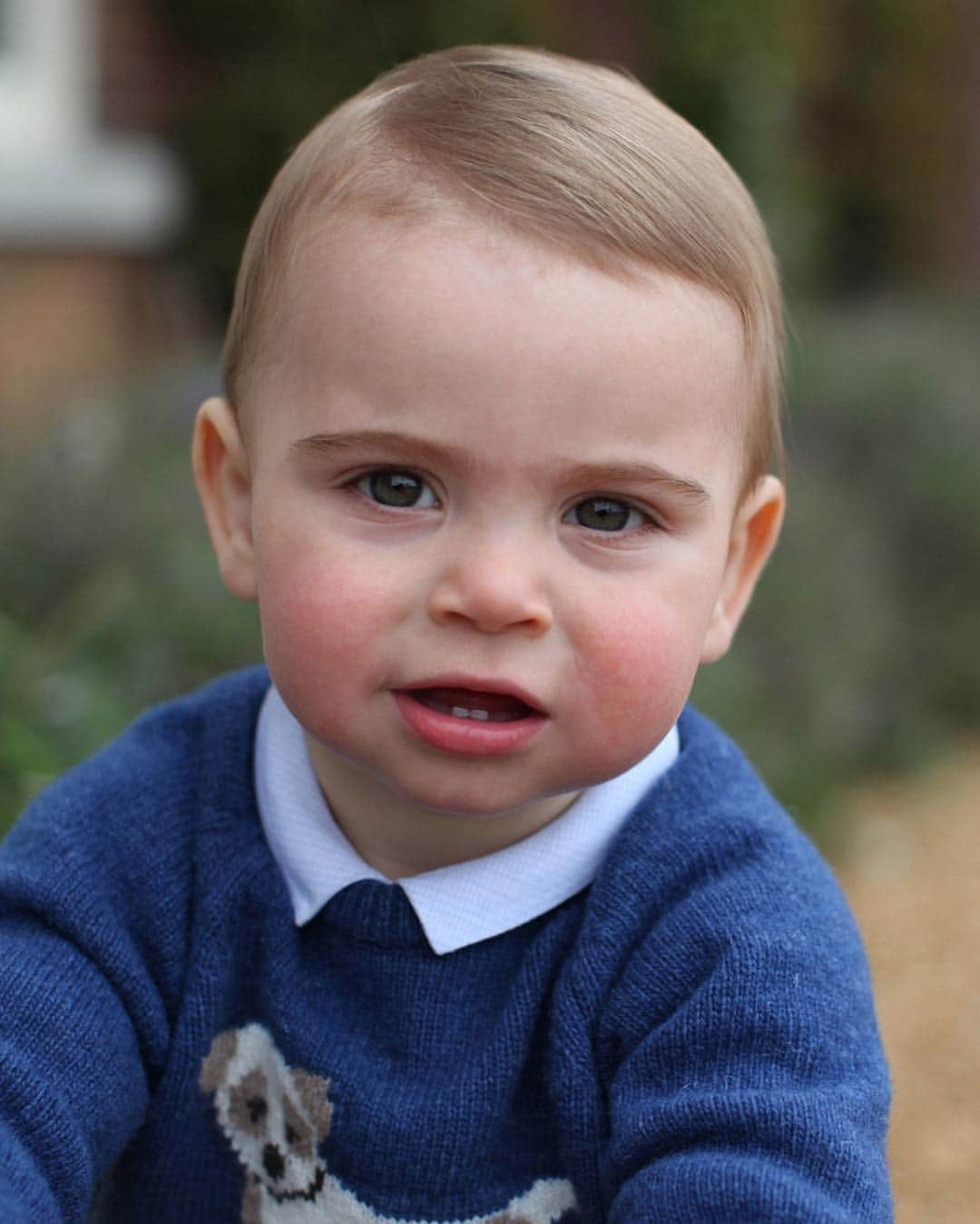 @LONDON | TAG #THISISLONDONさんのインスタグラム写真 - (@LONDON | TAG #THISISLONDONInstagram)「👑 Happy birthday to #PrinceLouis who has turned one! 🎉 Lead picture taken by @chrisjacksongetty for HRH #PrinceCharles 70th Birthday last year, where he joined by Their Royal Highnesses Camilla, #PrinceWillliam, Catherine, Prince George, Princess Charlotte, Prince Louis, #PrinceHarry  and Meghan. So cute! 🙏🏼 // 📸 @evening.standard x @gettyimages x Duchess of Cambridge 🇬🇧❤️🇬🇧 // #thisislondon #royalfamily 👑」4月24日 2時30分 - london