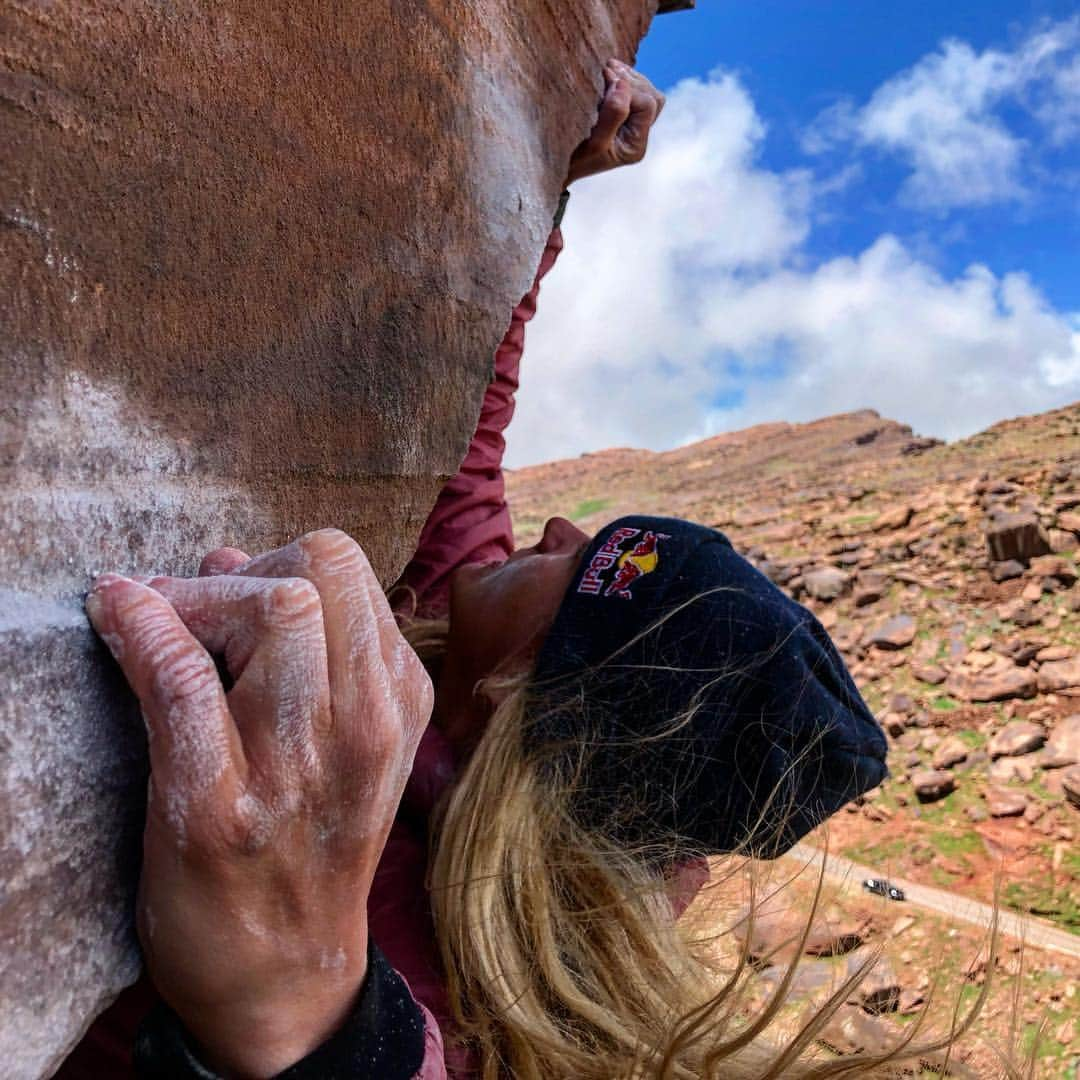 シャウナ・コックジーさんのインスタグラム写真 - (シャウナ・コックジーInstagram)「It might not look like it but this is the coldest day I’ve ever had climbing outside. The sky was blue but the wind was bitter and powerful. We seem to have experienced every weather possible here in Oukaimeden.」4月24日 2時30分 - shaunacoxsey