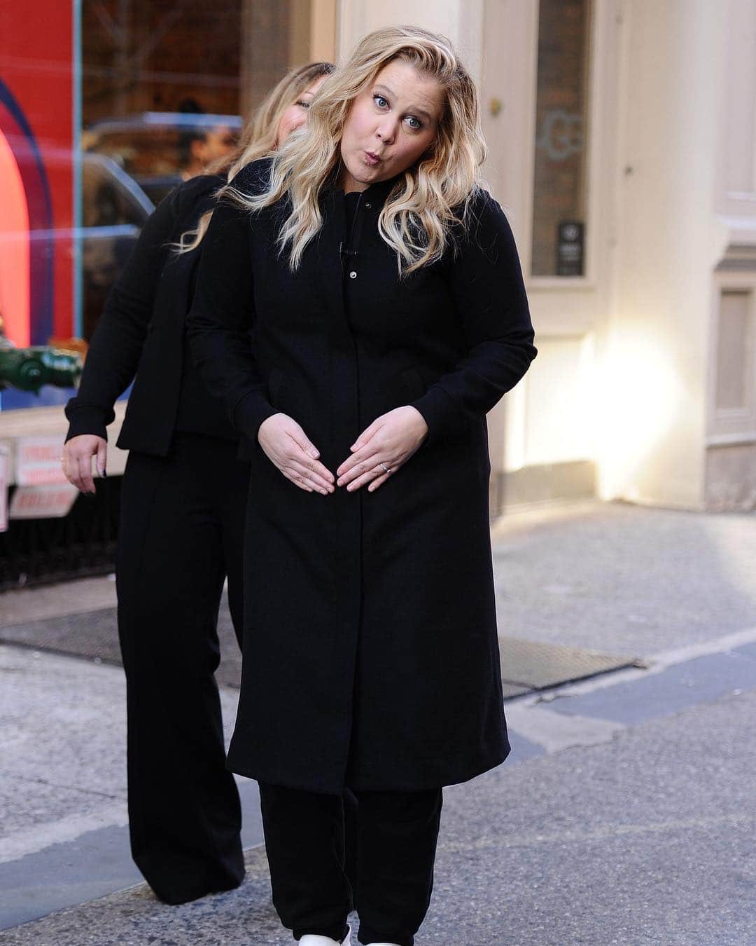 E! Onlineさんのインスタグラム写真 - (E! OnlineInstagram)「Did Amy Schumer's family just Grow(ing) one more? Fans seem to think so. Link in bio for all the clues that Amy may have secretly given birth already. (📷: Getty Images)」4月24日 2時42分 - enews
