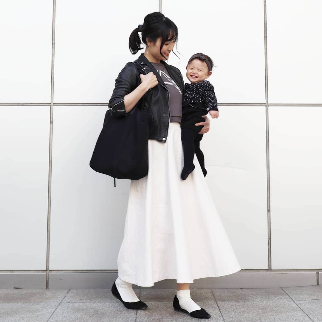 Eri Satoのインスタグラム：「darkgray×black×ivoryリンクコーデ · jacket: @blancbasque  skirt : @reedit_official shoes: @randa_pic bag: @qbag_japan · 結構前のコーデだけど😂 なんだかもうアウターも要らないよね🤣 まだまだジャケット着たい💦 · 最近さらに娘が成長中😌 感情が豊かになって可愛さが増し増し😍😍😍 ·  #mamagirl#locari#コーディネート#ママコーデ#ママファッション #プチプラ#プチプラコーデ #親子リンクコーデ#親子リンクコーデ愛好家#親子#読者モデル#読モ#ママモデル #l4like #instagood#outfit #simple #coordinate#fashion#リエディ#リエディスタ」