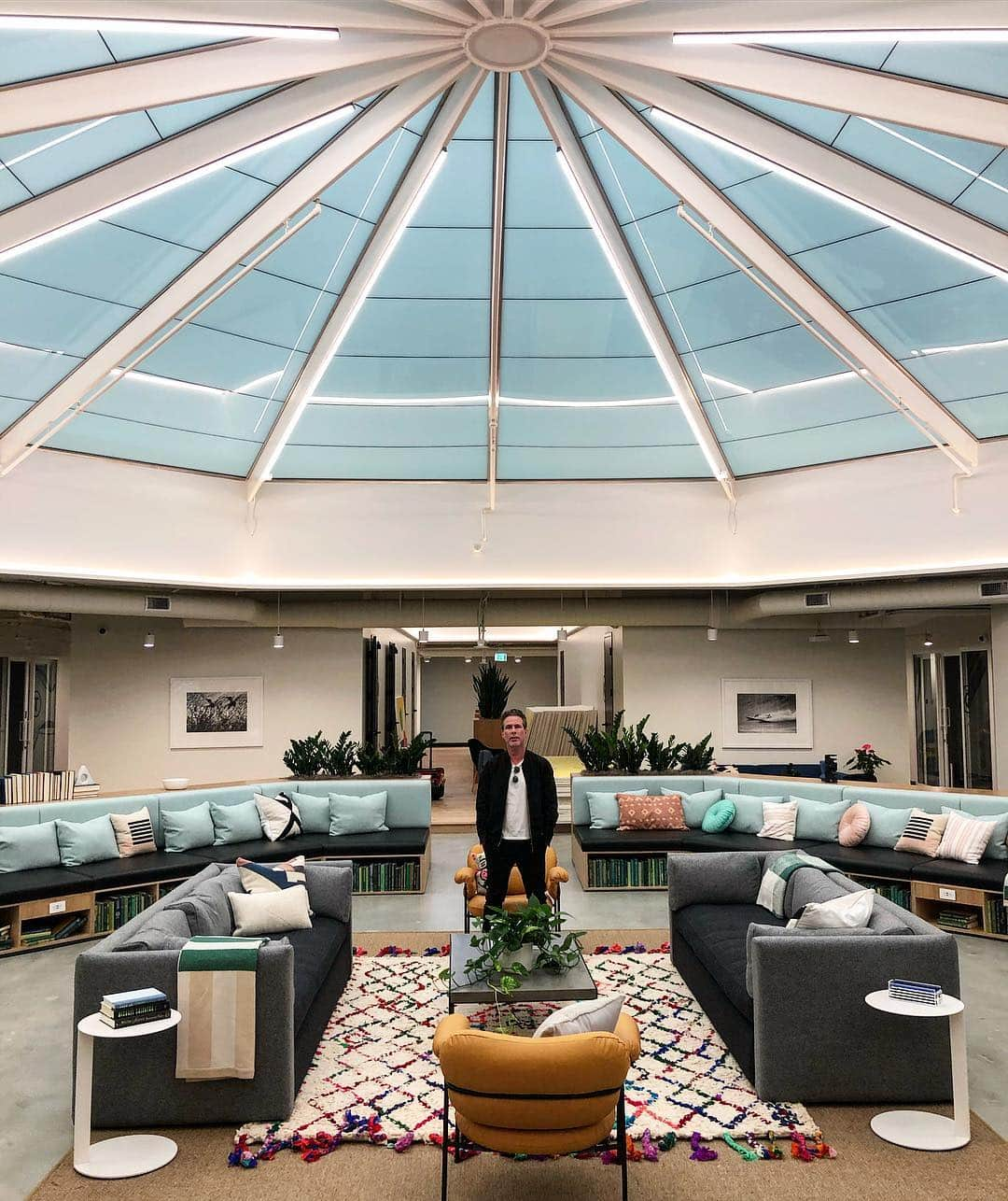 scottlippsさんのインスタグラム写真 - (scottlippsInstagram)「So excited for chapter 2! @lippsla is moving May 1st to our new home at the new @wework entertainment focused PDC and it’s our 2 year anniversary soon too! Read all about the new @wework in the @hollywoodreporter coming up 😊」4月24日 2時59分 - scottlipps