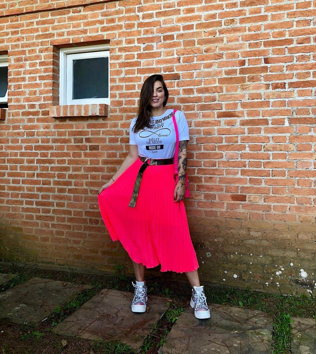 Bruna Unzuetaのインスタグラム：「Já que vcs me pediram mais foto de look, que tal esse bem neon? De @caosmoda dos pés à cabeça ✨lindo, né?」
