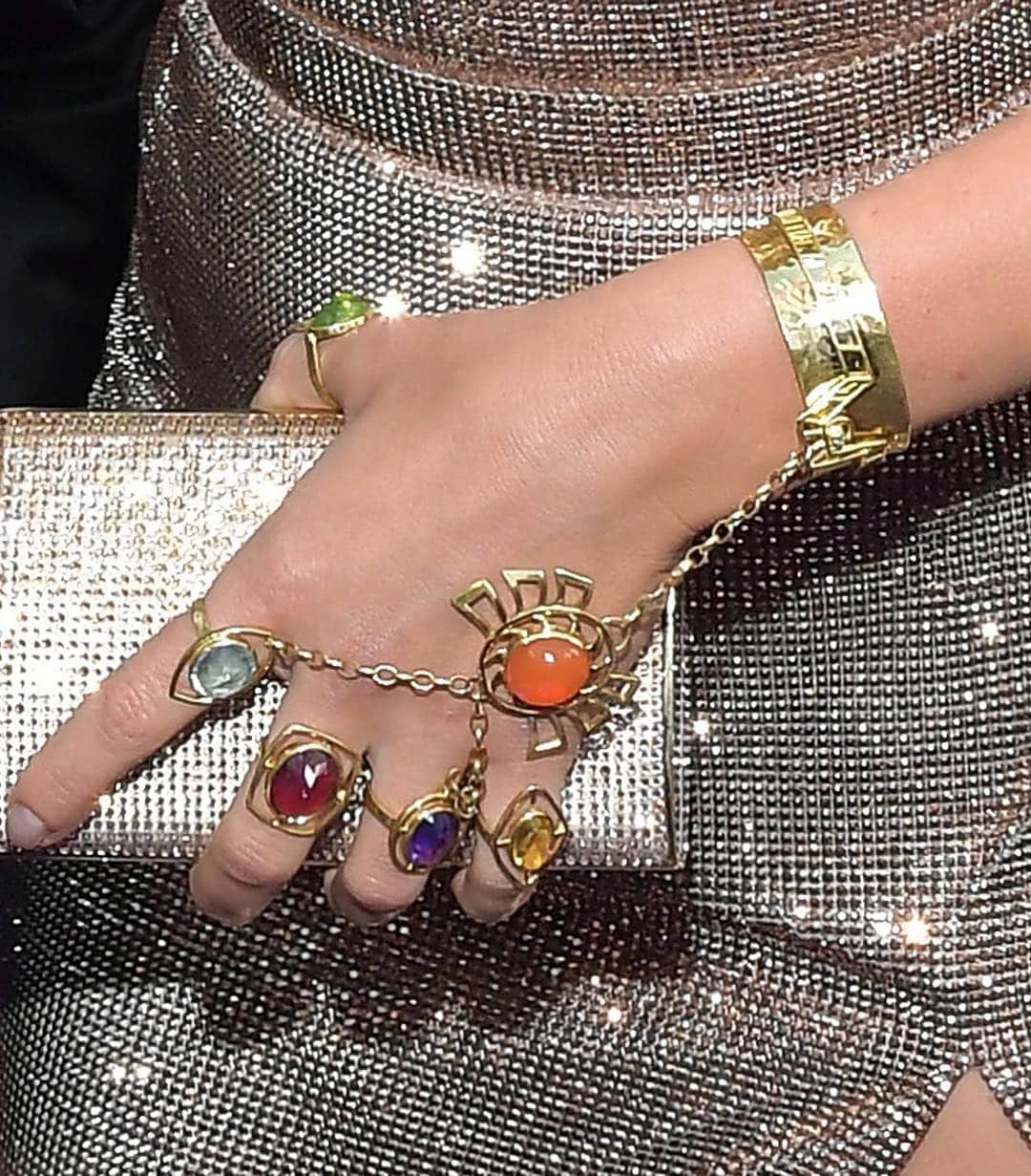 Just Jaredさんのインスタグラム写真 - (Just JaredInstagram)「What do you think of @brielarson and Scarlett Johansson’s Infinity Stone-inspired jewelry from last night’s @avengers premiere? #BrieLarson #ScarlettJohansson Photos: Getty」4月24日 3時15分 - justjared