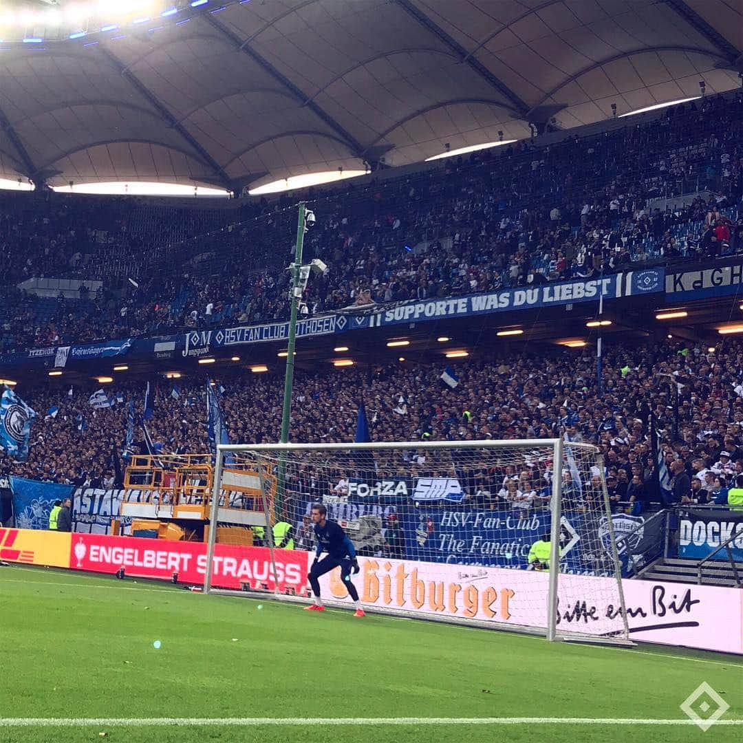 ハンブルガーSVさんのインスタグラム写真 - (ハンブルガーSVInstagram)「Nur noch 30 Minuten bis zum Anpfiff ⚽️ Die Wand hinter Polle steht 💪🏻 Gemeinsam für Hamburg – wir sind der HSV 🔷 #nurderHSV #DFBPokal #Halbfinale #HSVRBL」4月24日 3時18分 - hsv