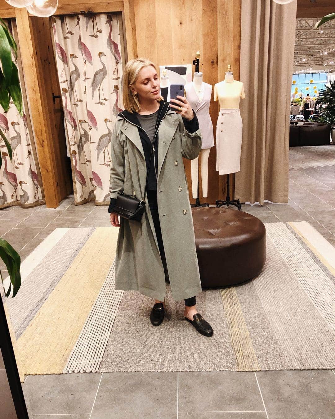 Estée Lalondeのインスタグラム：「Shopping 🛍 #ELwears」
