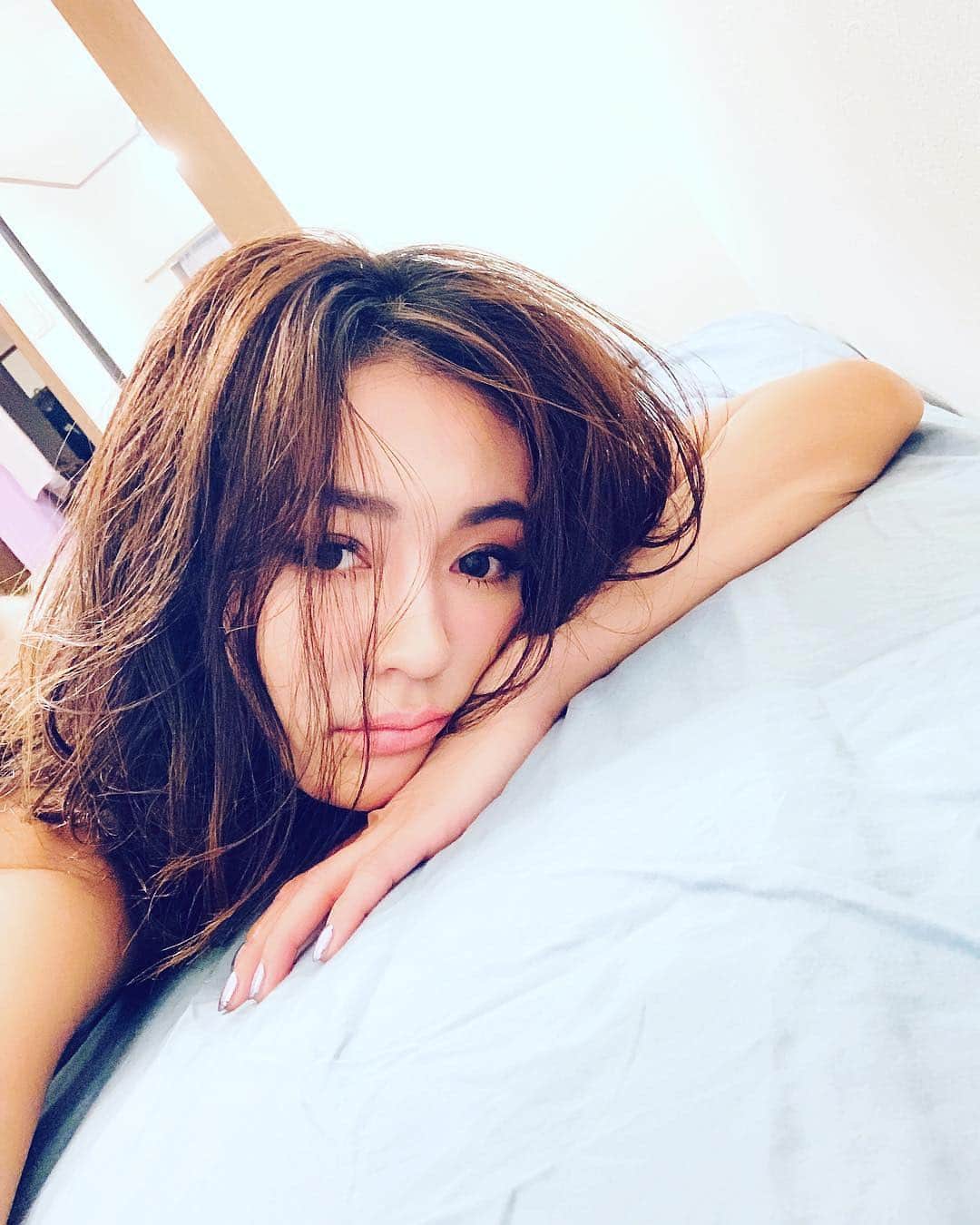 内藤陽子のインスタグラム：「悩ましい今夜🌙 ジョニオが癒してくれる🐶 #幸せ時間 #家族」