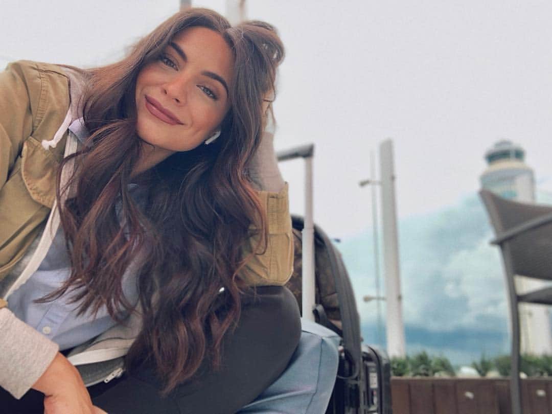 Ana Brenda Contrerasのインスタグラム：「Unless you try to do something beyond what you have already mastered. You will never grow ❤️🙏🏼 #CallMeSeñoritaDirectora 🎬 allá vamos! @poweronseries 💋」