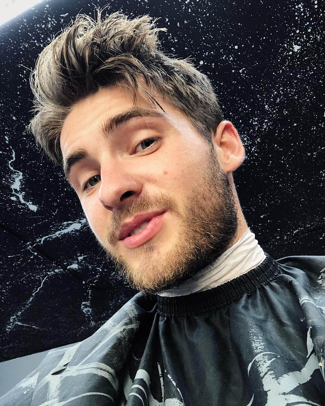 コディ・クリスチャンさんのインスタグラム写真 - (コディ・クリスチャンInstagram)「Moments before my first buzz cut! I’ve always wanted to try this look and finally have the time to let it grow back before filming! (fingers crossed for Season 2 of “ALL AMERICAN” 🤞) Plus, ima keep it real with you guys. I was having issues with my scalp and needed time to let it breathe / heal. Pics and a video of the cut coming soon!」4月24日 3時39分 - codychristian