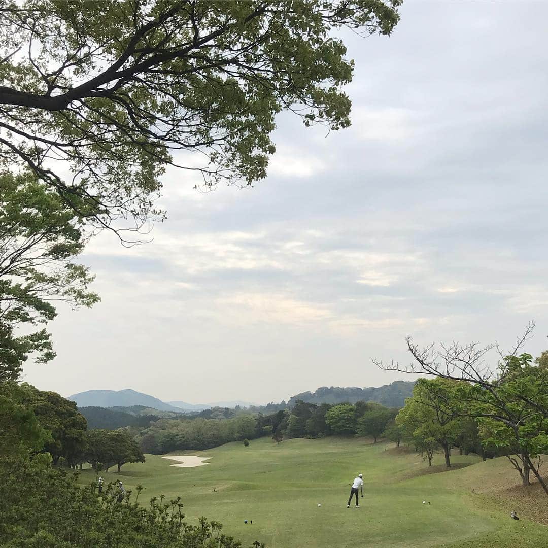 TOGGYさんのインスタグラム写真 - (TOGGYInstagram)「７時過ぎに福岡を発ち ９時からのコンペに間に合いました。  楽しいコンペ、 ホールアウトして本格的に雨。  今回もジャック・ニクラウス氏にボコボコにされました。。⛳️...🏌️‍♂️ ニアピンもドラゴンも自信あったのに 上手い人には敵いませんなぁ。  #toggy #golf #jacknicklaus #green #golfcourse #shimonosekigolden #golfcompetition」4月23日 18時54分 - dj_toggy