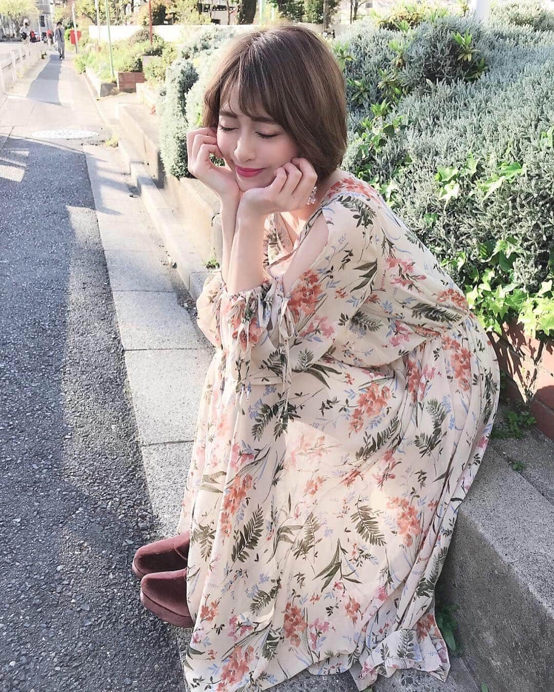 新部宏美さんのインスタグラム写真 - (新部宏美Instagram)「🧡🌿🌷🕊 * 半年ぶりにゴルフのクラブに触りました🏌️‍♀️ また0からのスタート☺️笑 5月のコース復帰に向けて少し練習していかないと☺️💦 * 毎日ぽかぽか陽気なので外で運動するのが気持ちよくなってきたのがうれしい🧡🧡 ワンピースは#dahi です👗 * * * #ootd#ワンピース#ダヒ#スナイデル#ゴルフ#ゴルフ女子」4月23日 18時56分 - piromin_1202