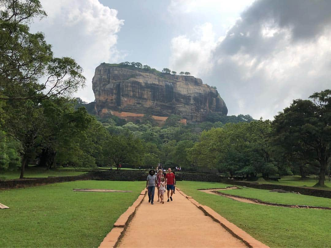 荒井敦史さんのインスタグラム写真 - (荒井敦史Instagram)「I went to Sri Lanka at the end of the year.  This sad incident happened in a very nice country.  I pray for the well being of the victims and I would like to express my sympathies to the injured people. 🇱🇰🇯🇵 #srilanka #prayforsrilanka」4月23日 18時57分 - atsushi_arai_