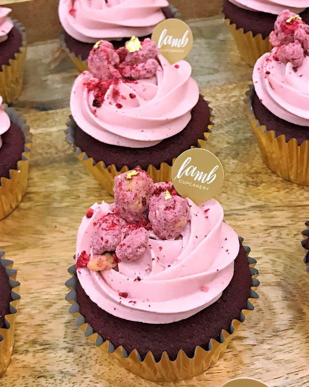 Li Tian の雑貨屋さんのインスタグラム写真 - (Li Tian の雑貨屋Instagram)「A little pink spark to cheer up the day~~ | Ruby Red Velvet Cupcakes with Ruby Streusels | moist, sweet and rich treats that come in a set of 2 when you redeem with your rubylicious adventure tickets.  Get your tickets online 👉🏼 https://foodxervices.com/rubylicious/ • • #sgeats #singapore #local #best #delicious #food #igsg #sgig #chocolate #exploresingapore #eat #sgfoodies #gourmet #yummy #yum #sgfood #foodsg  #burpple #exploresingapore #beautifulcuisines #bonappetit #instagood #callebaut #rubychocolate」4月23日 18時57分 - dairyandcream