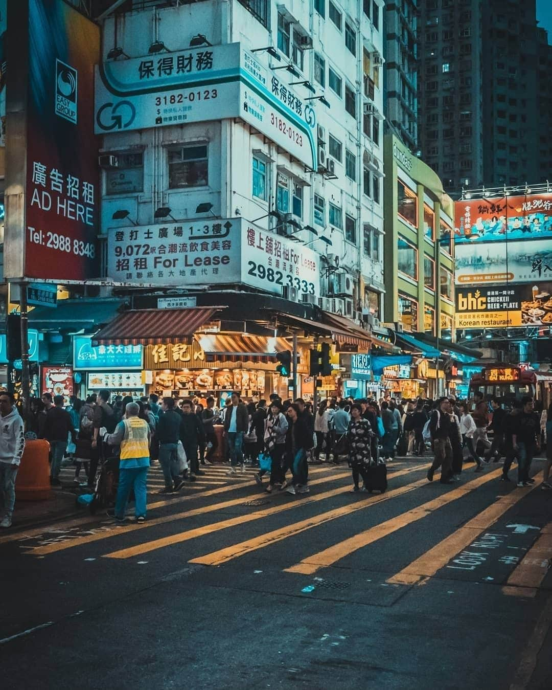 Discover Hong Kongさんのインスタグラム写真 - (Discover Hong KongInstagram)「Exciting, loud and sometimes chaotic, Yau Tsim Mong is among the densest places in the world. 油尖旺區是世上人口最密集的地方之一，夜裡依然熱鬧非常！ 油尖旺区は、どこよりも刺激的で、賑やかで、混沌とした密集地帯です。 📷: @lukaszkoniuszy #DiscoverHongKong #repost」4月23日 19時00分 - discoverhongkong