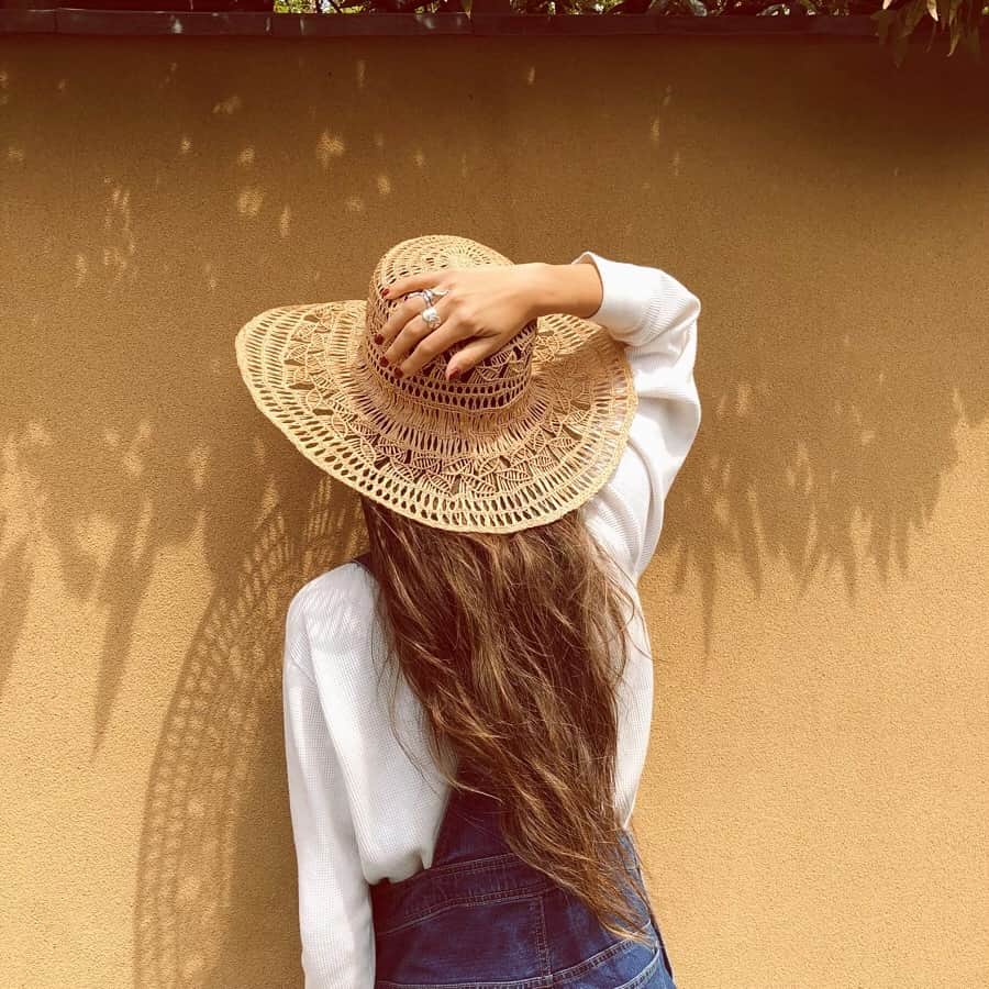 Rika Vanessaさんのインスタグラム写真 - (Rika VanessaInstagram)「壁にうつる 帽子の影が素敵🌿👒 というか夏みたいで 見てキュンとした💭 ・ かなりの帽子好きなので 今期もたくさん新しい帽子が クローゼットに仲間入り🌹🌹 ・ これは @marihoja のもの🌈 職人さんが手作業でつくる帽子は 柔らかくて、 とても使いやすい☺️❤️ ・ ・  今週土曜日には 茅ヶ崎の @marvistagarden 。 ・ 5月にはGREEN ROOM FESTIVALにも 出展するみたい😍 ・ ・ 今日は午前中ピラティスへ🧘🏽‍♀️🤸🏽‍♀️ ハードだったなあ🤣💦💦 ・ ・ ・ "止めることのできない時間は 惜しむためだけではなく、 美しい瞬間を次々 手に入れるために流れていく。" ・ /吉本ばなな「黒いあげは」 ・ ・ ・ #marihoja #hat #summerhat #marvistagarden #greenroomfestival #サマーハット  #麦わら帽子 #ハット #影 #職人」4月23日 19時04分 - rikavanessa._