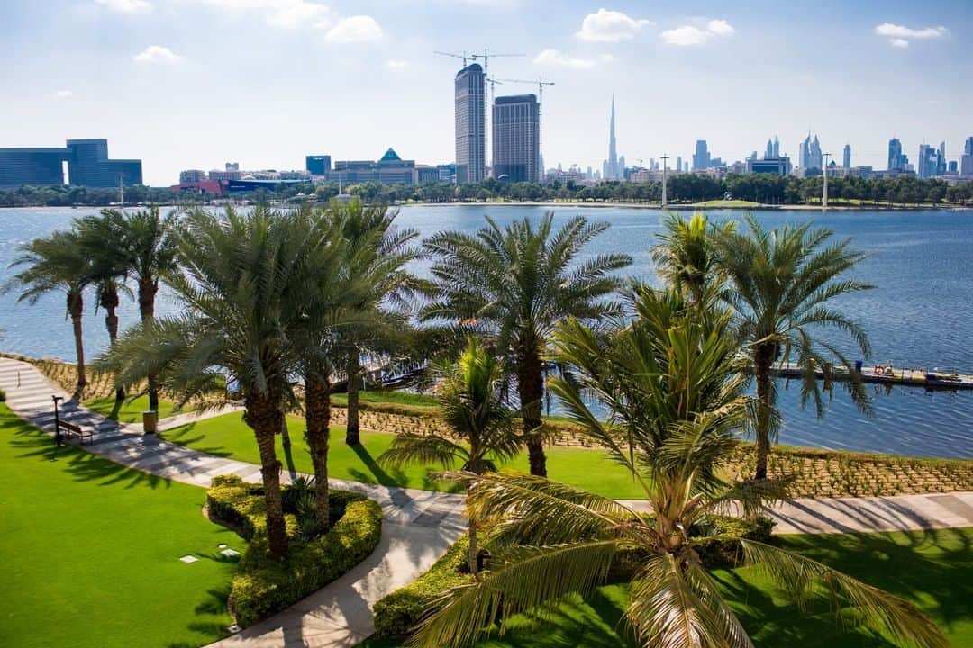 National Geographic Travelさんのインスタグラム写真 - (National Geographic TravelInstagram)「Photo by @tasneemalsultan | One of the many advantages of Dubai is the different landscapes. On the perfectly manicured grass at the side of a creek, I can also view Dubai's contemporary skyscrapers. Another 40-minute drive, and I'll find myself in the midst of the sand dunes. #dubai #uae」4月23日 19時04分 - natgeotravel