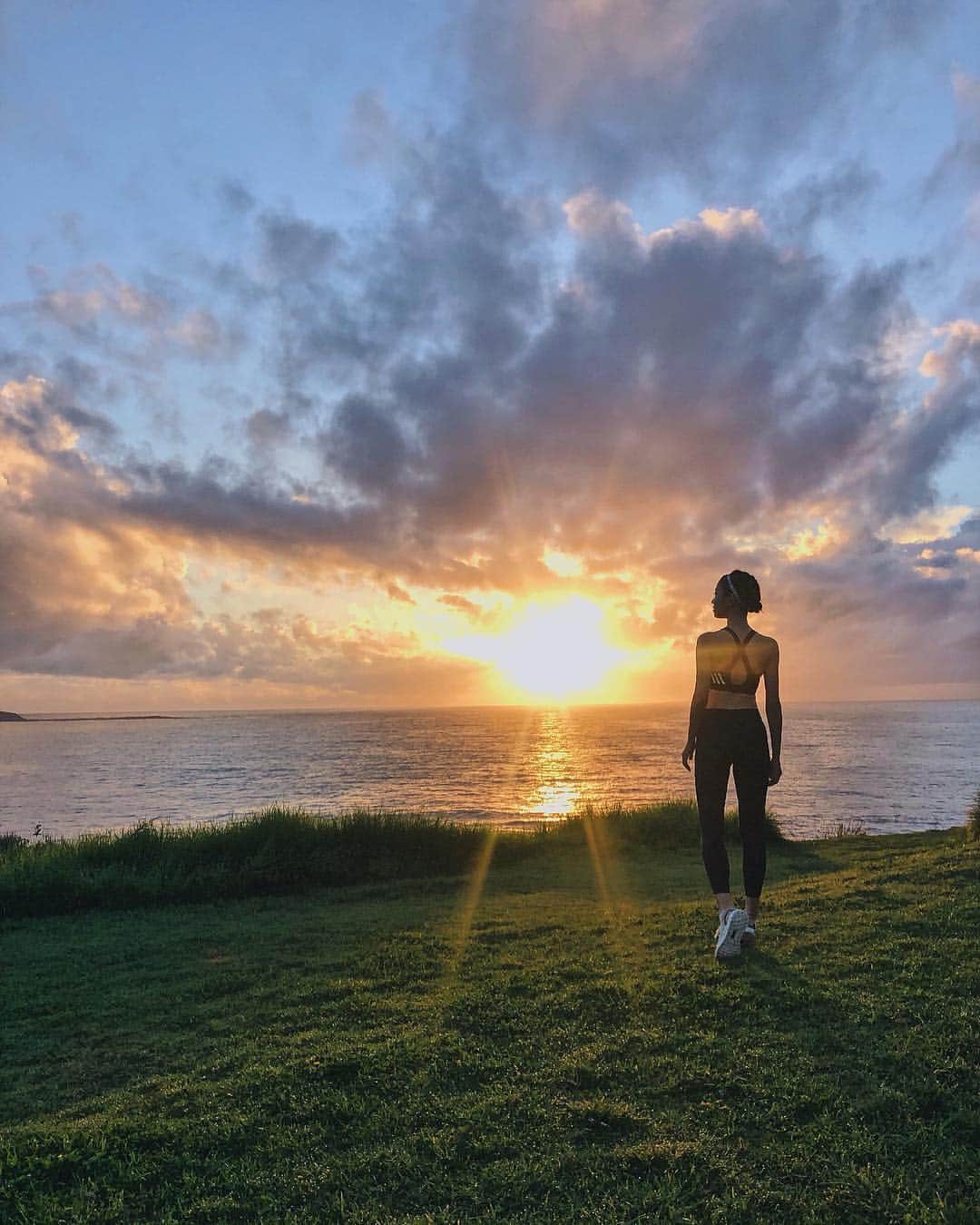 岩崎志保のインスタグラム：「Today's SUNRISE🌅 シドニーに来てから毎日大自然に触れられてすごく幸せ🌏 . #sunrise #Sydney #deewhybeach #earthday #rfto #runfortheoceans @parley.tv @adidasrunning #shihosstlye🦄」