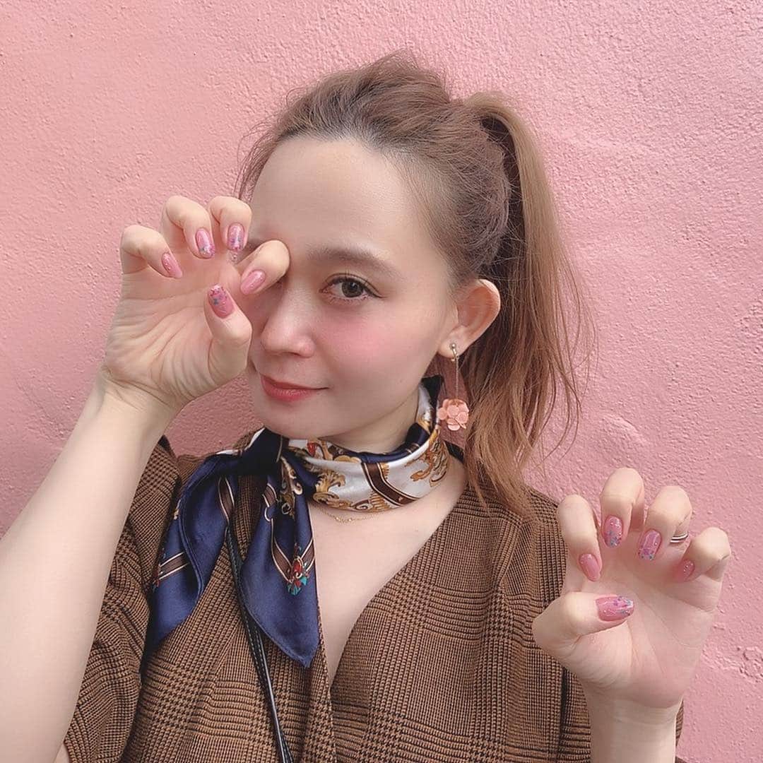 本田しおりのインスタグラム：「ネイル変えました  久しぶりにデザインネイル💅  押し花〜  @ijmyk  いつもありがとう♡  #nail #newnail」