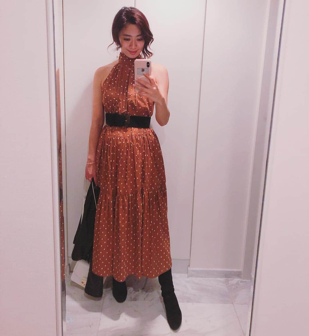 のインスタグラム：「暖かくなりましたね💜@_estella.k_ のドットワンピ大活躍⤴︎ 夏のお洋服にブーツやライダースを合わせるのはこの時期ならではの楽しみ♡  昨日も、そしてオーガニックライフのpartyもこのドレス👗  dress @_estella.k_  jacket @shinzone_official  boots @stuartweitzman  bag  @furla」
