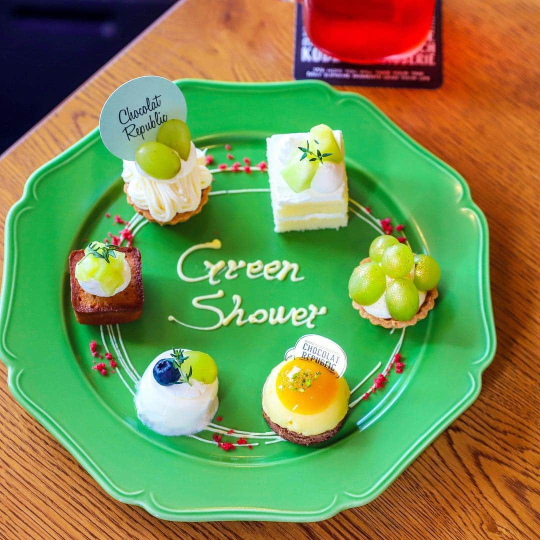 きょん。さんのインスタグラム写真 - (きょん。Instagram)「. .  ChocolatRepublic @chocolatrepublic_kobe_official  初夏らしく 全方位 新緑鮮やかな おやつが並んだ " Green tea party"🌿 .  メロンやトンプソンを 使用したおやつたちが 緑の器に大集結🌿  Green shower浴びて 光合成〜🌿 #ChocolatRepublic #cakes#sweets#新緑」4月23日 19時10分 - kyon_tokiiro