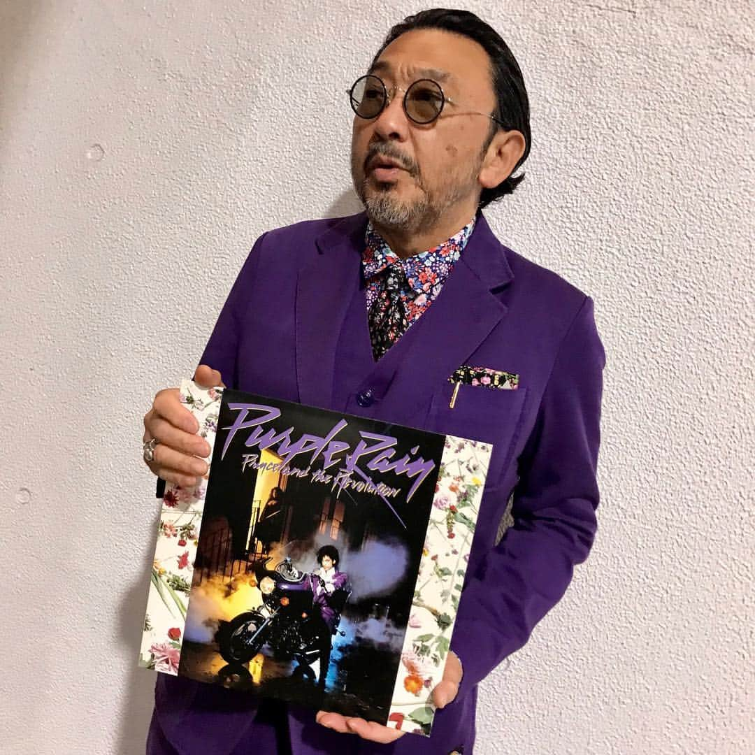 大久保篤志さんのインスタグラム写真 - (大久保篤志Instagram)「今日の1枚 #PRINCE #PRINCEANDTHEREVOLUTION #PurpleRain  #suit #dickies #thestylistjapan  #shirt #pocketsquare  #engineeredgarments #tie  #paulsmith #eyeglasses #眼鏡 #白山眼鏡#mensfashion  #vinylcollection」4月23日 19時19分 - okubomegane