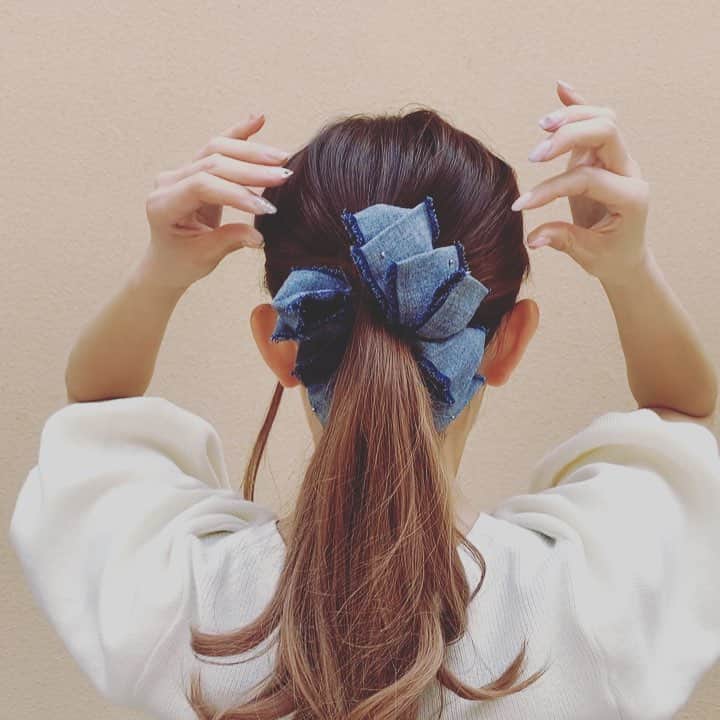 AngeBloomのインスタグラム：「首にまとわりつく髪も😆‼️ まとめて、挟んで、簡単ヘアアレンジ🧡 ・ 髪に跡もつきにくく、後ろからの視線もグッと惹きつけることができちゃう👀💕 ・ インディゴフリンジバナナクリップ（9th アニバーサリー） ・ @angebloom_official  #angebloom #アンジェブルーム #ヘアアレンジ#簡単ヘアアレンジ #バナナクリップ#ヘアクリップ#プレゼント#誕生日#誕生日プレゼント#オフィススタイル#ママカジュアル#大人可愛い#パーティースタイル#結婚式コーデ#結婚式#女子会#プチプラ#hairarrange #hairaccessories #hairstyle #hairstyles #giftideas #madeinjapan」