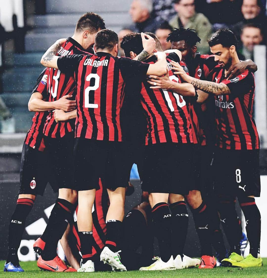 ヘスス・フェルナンデス・サエスのインスタグラム：「ORA, O MAI PIÙ. #forzaMilan ❤🖤🔛 # AHORA MÁS QUE NUNCA.#forzamilan ❤️🖤🔛」