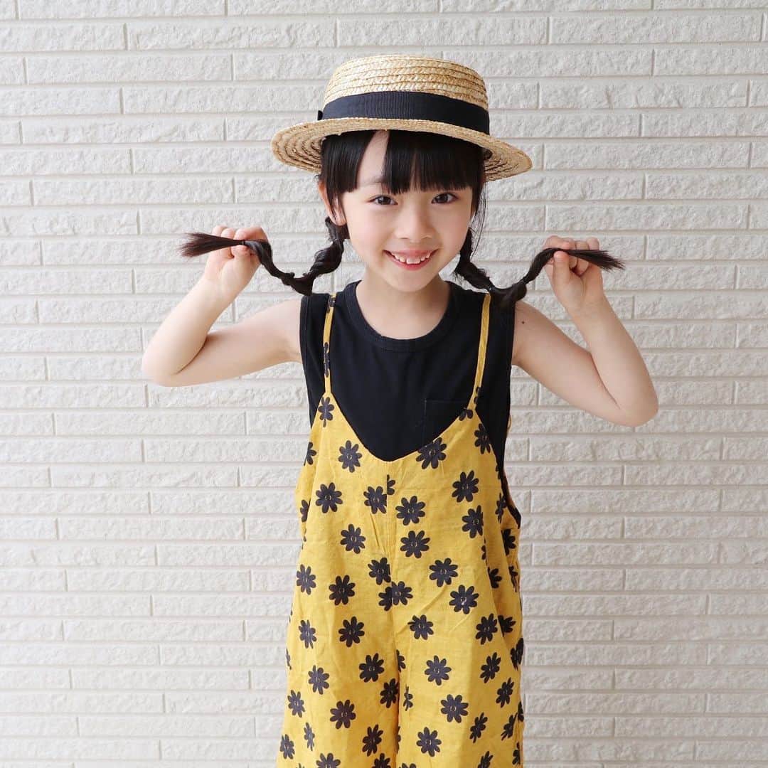 Akiのインスタグラム：「4/23 ・ 今日の服👖 ・  @sharez1313 のオールインワン🌻👒 だぼゆるなシルエットと 夏！なデザインがかわいい☺️♡ ・ ・ 娘のチャームポイントである 肩のほくろがチラッと見えておりますが ・ ほくろ占いによると ・ 肩にほくろがある場合 飲食、旅行、ファッションと 何かとお金を使うことが多く それで気持ちが安定します ・ これを理解してくれる異性とならうまくいきます ・ ・ 散財する女に 嫌な顔1つせず むしろ いいよいいよ！もっとお金使っちゃいなよ！ って言ってくれる人ってこと？ 石油王とか？ ・ ・ そんなセレブどこにいるんだよ👨🏻💴 ・ ・ ・」
