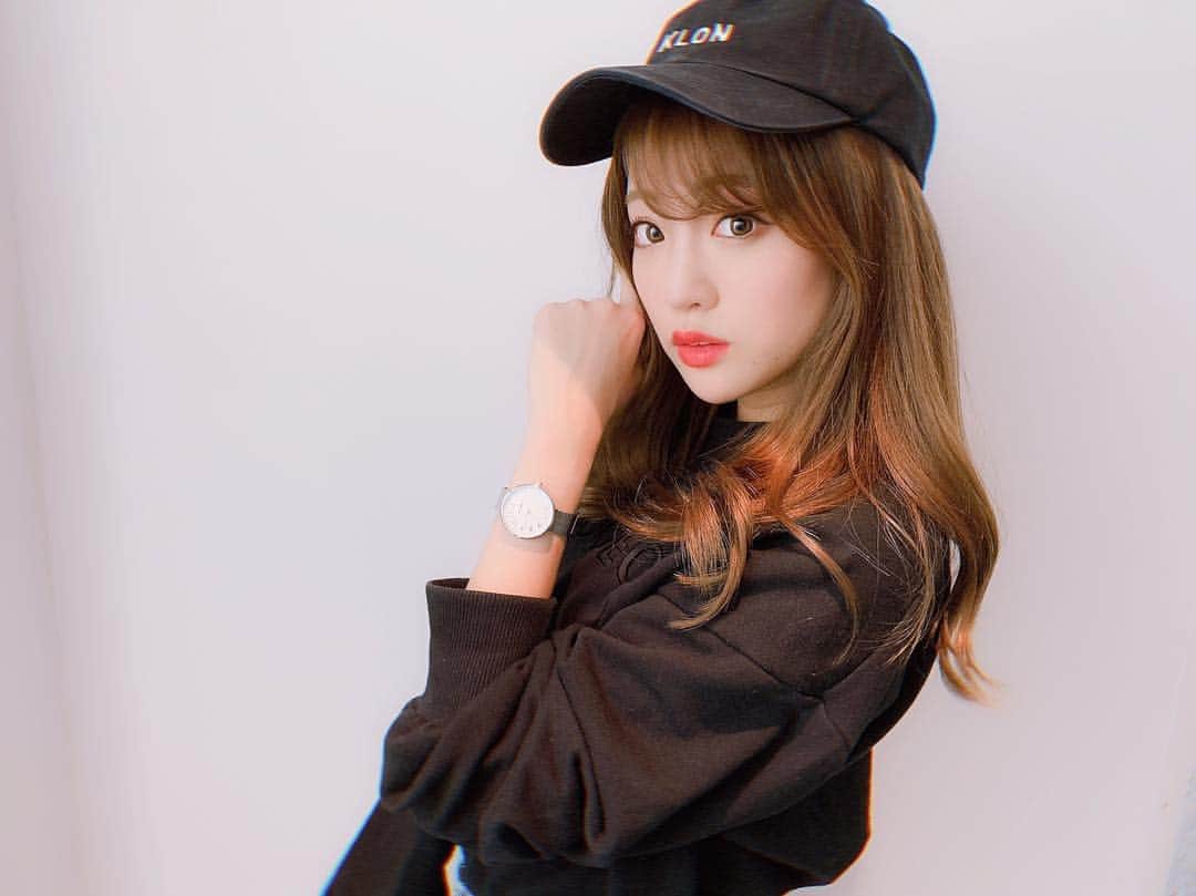 志田友美（ゆうみん）のインスタグラム：「KLONのキャップは色違いで持ってる♡時計も初シルバー挑戦😎💕シンプルでかーわいっ。  #KLON #todayscode #clock #cap #japanesegirl #casualstyle #ootd #followme✌」