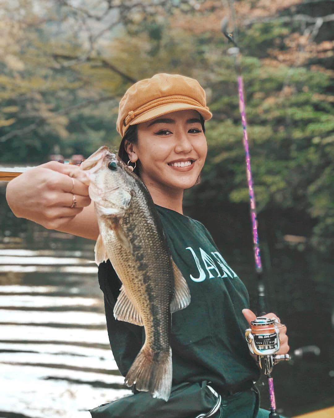 のインスタグラム：「2回目の片倉ダム🎣 朝8時、出船直後に32センチのバスちゃんget〜✨ SENKOのワームで釣りました🎣 初めて自分のロッドをgetしたからこの日を楽しみにしてたんだ〜！ そしてダムでの釣りは2回目で、1回目は坊主だったから今日は絶対釣りたかったの。 . ロッドはAbugarcia (@abugarcia_berkley_japan )さんからサポートしていただきました💜 初のマイロッドでバスちゃんgetできて嬉しかったー💛 次は5/9に三島ダムへ🎣 昨日は暖かかったから、一日中この格好で釣りしてました！！ 釣りとのとき着れる、何かかっこいい服が欲しいなぁ〜💭 #bassfishing#blackbass#blackbassfishing#angler#anglerfish#anglerlife」