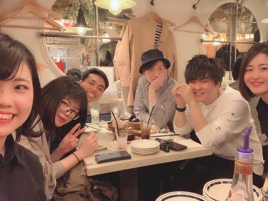 肉talian 金山店のインスタグラム：「＊ ・ こんばんは🌜 肉talian金山店のなつきです🍖❤️ ・ みなさん後ろに写っている帽子を 被った男性を覚えていますか？ 肉talian金山店の元店長だったゆうたさんです❤️ ・ 今日はがブリチキン。名駅三丁目店のスタッフの みなさんと一緒に食べに来てくれました🤤🤤🤤 ・ ぜひみなさんも食べに来てください🙈💓 ・ ・ ・ #肉talian #肉タリアン #金山 #名古屋 #がブリチキン #名駅 #名3  #gabuchikiワイン倶楽部  #meat #wine #サングリア  #デザートプレート #メッセージプレート #サプライズ #誕生日 #おめでとう #ブルームダイニングサービス  #bloomdiningservice」