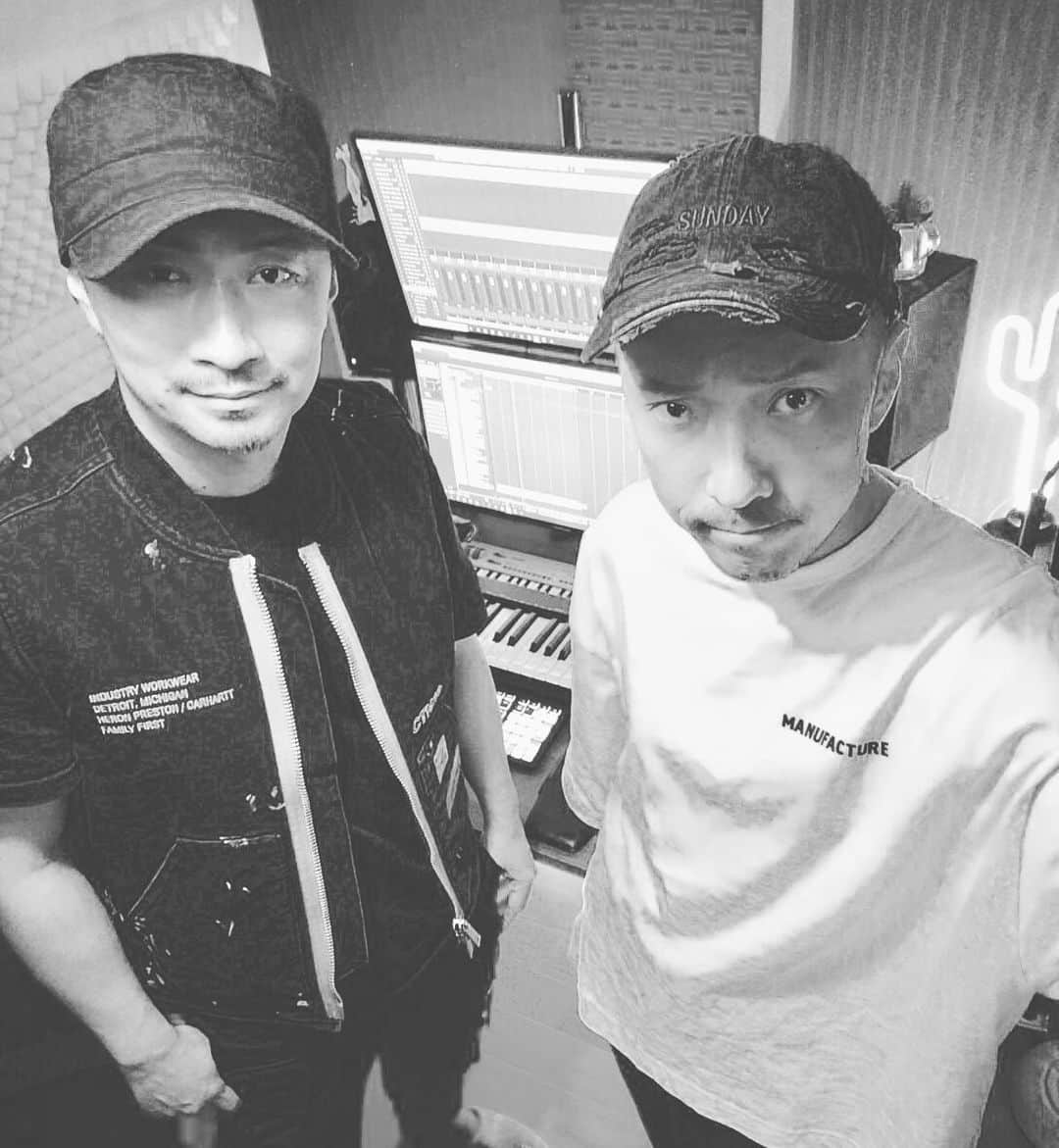 MAKIDAIさんのインスタグラム写真 - (MAKIDAIInstagram)「@djkira_sound_creator 今日もありがとうございました(^^)exを積んでますな⤴️ #モノクロver」4月23日 19時21分 - exile_makidai_pkcz