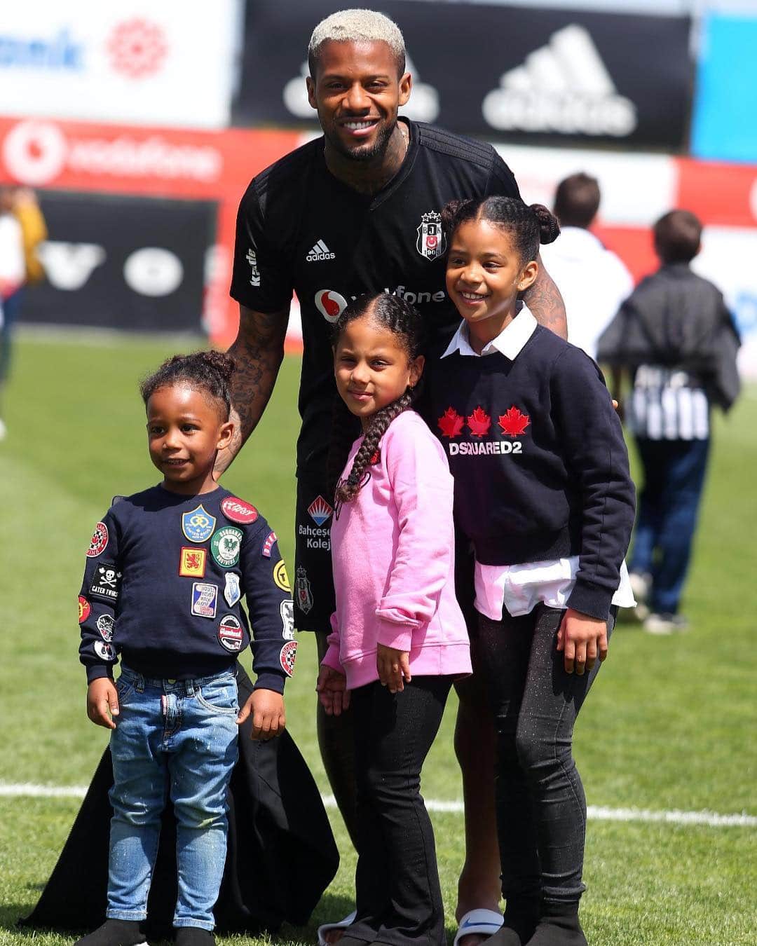 イェレマイン・レンスのインスタグラム：「❤️ my kids #besiktas 🦅」