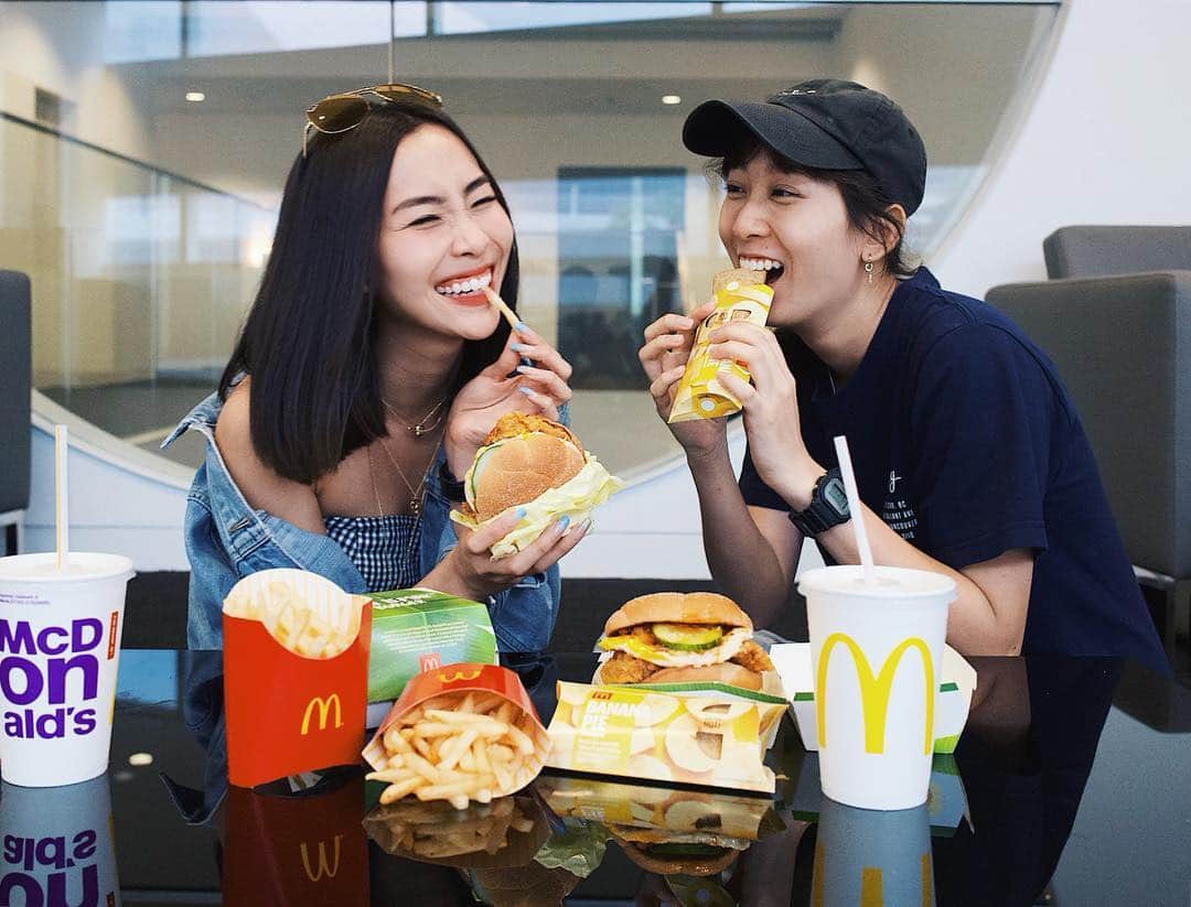 ソニアのインスタグラム：「Can’t contain my excitement when it comes to this one... THE NASI LEMAK BURGER IS BACK!! .  I’m always rushing around shooting and swamped with work so this feast is the perfect quick and delicious break before catching the preview of Marvel Avengers: Endgame!!! . You can get your nasi lemak burger, banana pie and chendol McFlurry fix from 25th Apr (Thu) onwards at any McDonald’s outlet, via McDelivery or GrabFood! 👅 YUM TIME 😋 . #sp #mcdsg #dontmissoutagain」