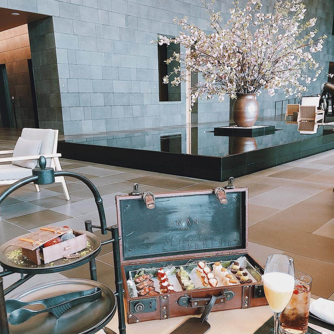 須田朱音さんのインスタグラム写真 - (須田朱音Instagram)「𝗔𝗠𝗔𝗡 𝗧𝗢𝗞𝗬𝗢. . Black afternoon tea🖤 . もう1週間も前…🌸 毎日が一瞬過ぎる。 . @mako_addictnoir と 久しぶりにお外でデート🧳✨ . #amantokyo #blackafternoontea #afternoontea #sunday #👯‍♀️ #アマン東京 #ブラックアフタヌーンティー」4月23日 19時25分 - akane_godo