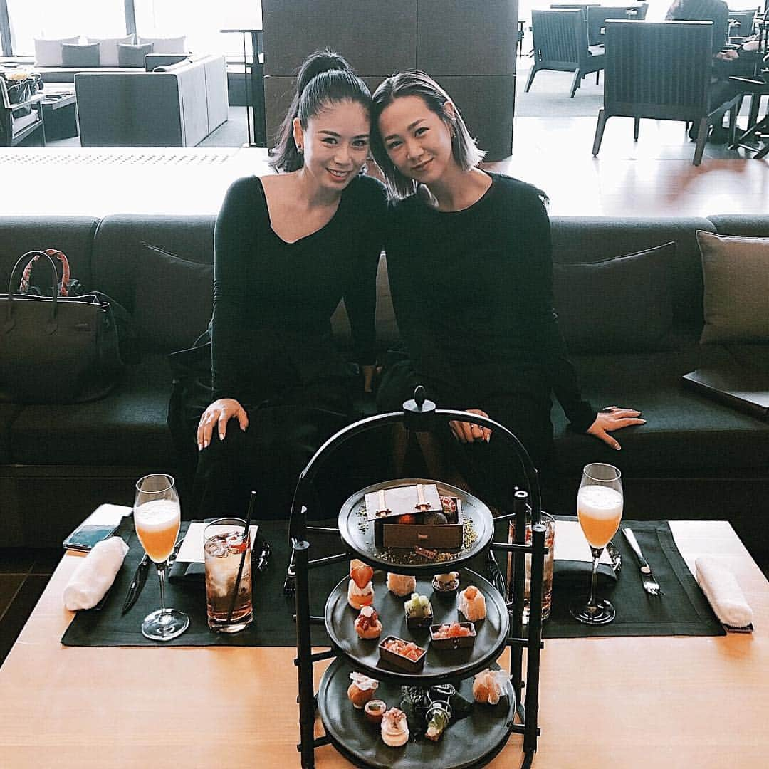 須田朱音さんのインスタグラム写真 - (須田朱音Instagram)「𝗔𝗠𝗔𝗡 𝗧𝗢𝗞𝗬𝗢. . Black afternoon tea🖤 . もう1週間も前…🌸 毎日が一瞬過ぎる。 . @mako_addictnoir と 久しぶりにお外でデート🧳✨ . #amantokyo #blackafternoontea #afternoontea #sunday #👯‍♀️ #アマン東京 #ブラックアフタヌーンティー」4月23日 19時25分 - akane_godo