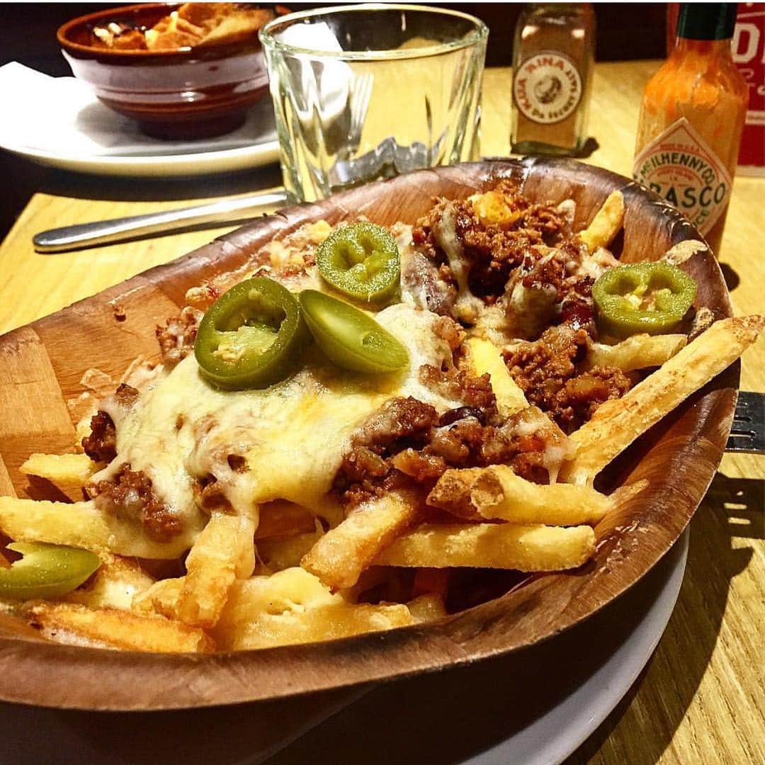 Kua 'Aina UKさんのインスタグラム写真 - (Kua 'Aina UKInstagram)「First day after bank holiday. Can’t stare at the computer screen a second longer? Our chilli cheese fries is here to the rescue!」4月23日 19時30分 - kuaainauk