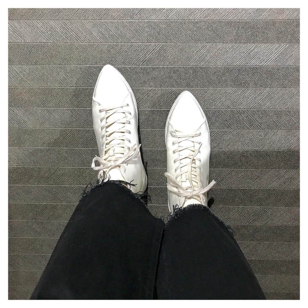 金城茉奈さんのインスタグラム写真 - (金城茉奈Instagram)「最近よく履いてる靴。 珍しくハイカットスニーカー👟 シュッと見えるけどたくさん歩けて靴擦れもなくてびっくり。 レザー調になってて、オールホワイトだから汚さないように大切に履かなきゃ。 CHARLES&KEITH、靴のサイズも豊富でバッグもデザイン性が高くて、好き。#charlesandkeith#チャールズアンドキース#スニーカー＃ハイカットスニーカー」4月23日 19時36分 - mn75aa