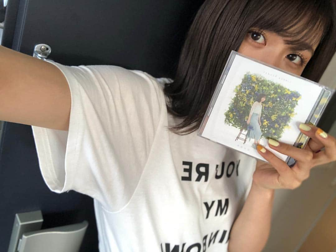 足立佳奈さんのインスタグラム写真 - (足立佳奈Instagram)「フラゲ日やよー！！ 新曲『little flower』💐 みんなのところにも、届いてるかなぁ？」4月23日 19時45分 - kana1014lm