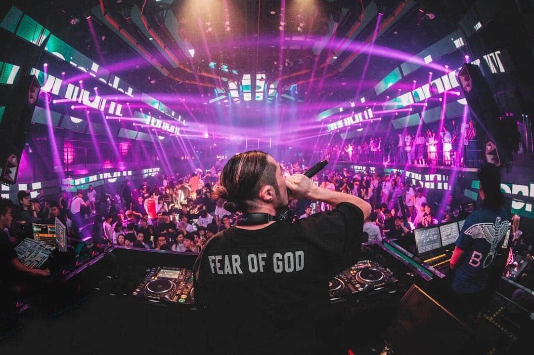KENTOのインスタグラム：「Thank you China for your love! It was like I performed in the starship 🚀 #chinatour2019 #china #hangzhou #hlinx #djtour #djlife #djstyle #internationaldj #djcity #djcityjapan #beepmmgmt #pioneerdj #sgartistsmanagement #axcell #weareaxcell」