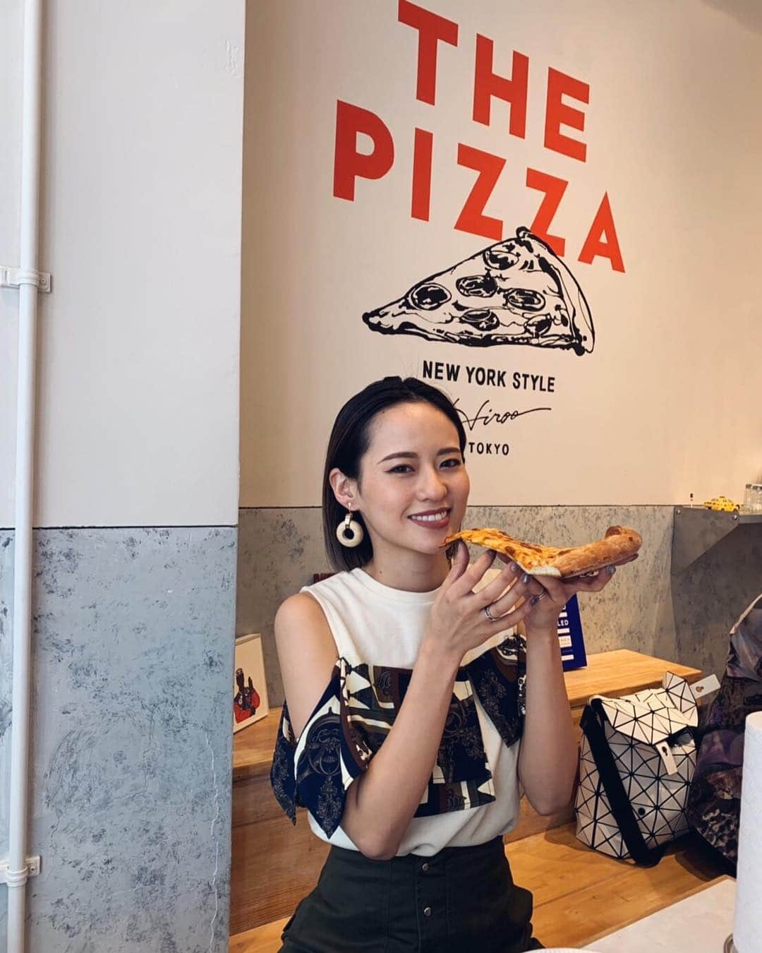 関本香里さんのインスタグラム写真 - (関本香里Instagram)「ㅤㅤㅤ 撮影の合間のLunch time🍕🍴 このサイズのピザを1枚にするか2枚食べるか迷った。笑 ㅤㅤㅤ 2枚目は真剣にピザを選んでる写真。 今回も、撮影前に @izumi_takahiro.jp さんに カラーとカットしてもらったよ🤪💕💕 切りっぱなしのボブに、前回してもらった バレイヤージュをそのまま残して綺麗な色に🙈 もうこの髪型がやめられない🤤お気に入りすぎる。 ㅤㅤㅤ #murua #shootimg #lunch #ボブ #hairstyle #切りっぱなしボブ #pizza」4月23日 19時42分 - kaori_sekimoto_