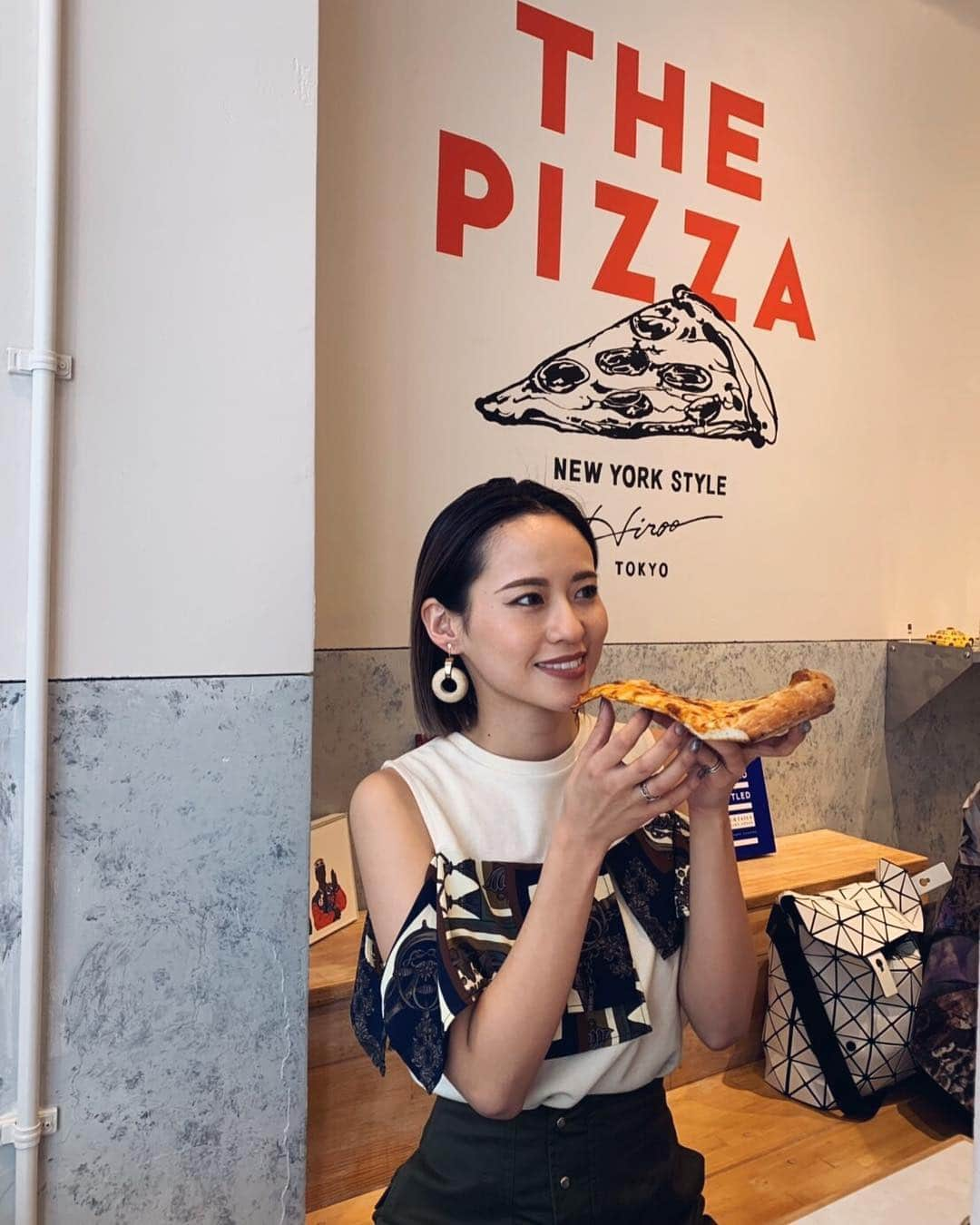 関本香里さんのインスタグラム写真 - (関本香里Instagram)「ㅤㅤㅤ 撮影の合間のLunch time🍕🍴 このサイズのピザを1枚にするか2枚食べるか迷った。笑 ㅤㅤㅤ 2枚目は真剣にピザを選んでる写真。 今回も、撮影前に @izumi_takahiro.jp さんに カラーとカットしてもらったよ🤪💕💕 切りっぱなしのボブに、前回してもらった バレイヤージュをそのまま残して綺麗な色に🙈 もうこの髪型がやめられない🤤お気に入りすぎる。 ㅤㅤㅤ #murua #shootimg #lunch #ボブ #hairstyle #切りっぱなしボブ #pizza」4月23日 19時42分 - kaori_sekimoto_