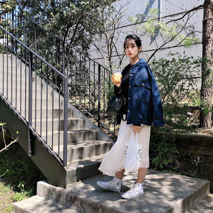 蒼川愛さんのインスタグラム写真 - (蒼川愛Instagram)「きほさんとランチしたときのコーデ載せてなかったので🥰❤️ ぜんぶタグつけてます！ . . 代官山のログロードの奥にあるカフェがすごく好みだった(*ˊᵕˋ*)੭ ੈ 5種類のデリとパンのプレート食べたんだけどね、見た目も華やかでヘルシーだから毎日これ食べたい気持ち🥺🥺 こういう感じのちょっとずつ色々食べれるやつ好きだ〜〜 大好きなツナと玉ねぎときゅうりのデリが最高だった、、🥺❤️ . 店内のパンも焼き菓子もめちゃ美味しいの〜〜自分用にソルトクッキー持ち帰りにしてきほさんの娘ちゃんにはマカロン🎁😚はやく娘ちゃん会いたいなぁ♡ . たくさん話してあっという間の時間でした🌸 最近休みの日も午前中から出かけること多くて、一日が長くなった感じ☺︎健康生活続けるぞ〜〜 . . . . . #ootd#instafashion#Instagram#photo#me#l4l#fashion#cafe#代官山#カフェ#ランチ」4月23日 19時43分 - tougarashi_suki