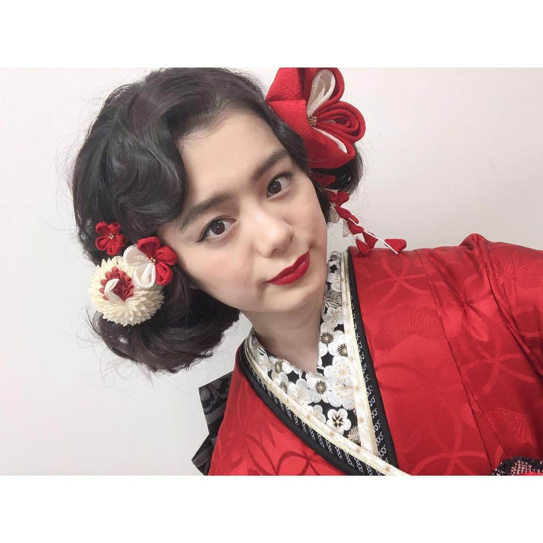 紺野彩夏さんのインスタグラム写真 - (紺野彩夏Instagram)「今年も、三松さんの振袖のモデルをやらせていただきました〜☺︎ 去年のパンフレットをみて、私がきたの上から下まで！って頼んでくれた子がたくさんいたみたいで嬉しい🥰 今年もたくさん素敵な振袖着させてもらったので、お楽しみに〜🙆‍♀️」4月23日 19時44分 - ayaka_konno_official