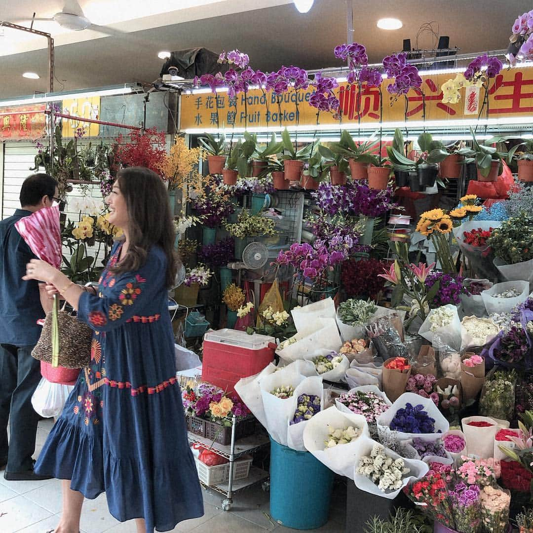 小林明実さんのインスタグラム写真 - (小林明実Instagram)「Tinog Bahru Marketに 行って来ました💖✨ オーガニックの野菜もあるし お魚にお肉と素敵なお花💐✨ ワクワクしちゃった💖 * 買い物後はチャイナタウンで中華で チーーーーーーーン✨ 楽しかった💖✨ *  #singapore  #tiongbahrumarket」4月23日 19時48分 - akemi.1177