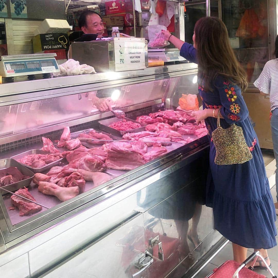 小林明実さんのインスタグラム写真 - (小林明実Instagram)「Tinog Bahru Marketに 行って来ました💖✨ オーガニックの野菜もあるし お魚にお肉と素敵なお花💐✨ ワクワクしちゃった💖 * 買い物後はチャイナタウンで中華で チーーーーーーーン✨ 楽しかった💖✨ *  #singapore  #tiongbahrumarket」4月23日 19時48分 - akemi.1177