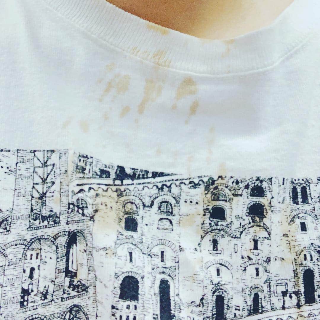 鈴木杏さんのインスタグラム写真 - (鈴木杏Instagram)「昨日、盛大にコーヒーをこぼしました(電車の中で)。恥ずかしかった。。。結構な頻度で、盛大に口から飲み物がこぼれることがある。。。ってかよりによって白Tでコーヒーって。。。☕️😱😭💦🚃 漂白、ちゃんとできていますように。 #バベルの塔 #Tシャツ #大友克洋 #なのに #コーヒー #がびーん」4月23日 19時48分 - anne.suzuki.official