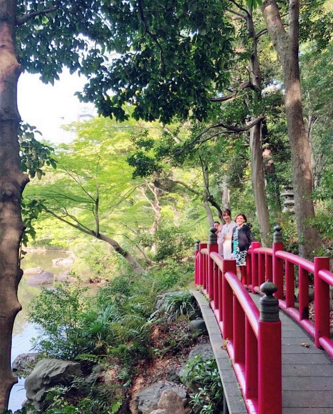 蛯原友里さんのインスタグラム写真 - (蛯原友里Instagram)「・ ・ 今日は収録でイタリア大使館に お邪魔させていただきました。 ・ 大使館の中にこんな日本庭園が あるなんてびっくりです。 ・ お天気も良くって 気持ち良かった♪ ・ ・ #jewelry…#bvlgari #onepiece…#chikaKisada #pants…#KAMISHIMACHINAMIYELLOW ・ ・」4月23日 19時52分 - yuri_ebihara